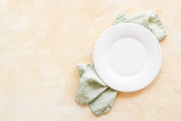 Vista superior del plato vacío en la servilleta. Mesa de ajuste para la cena — Foto de Stock