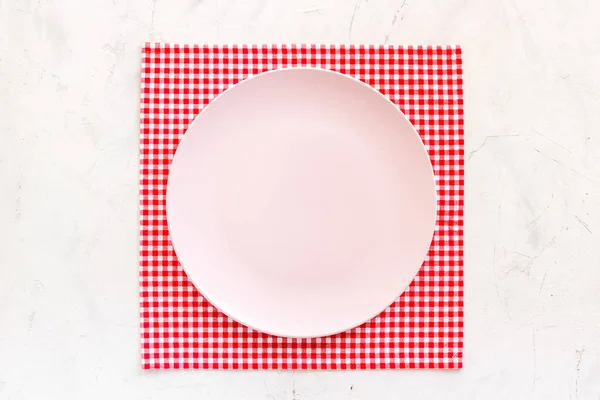 Вид сверху на стол. Пустая тарелка на салфетке - посуда на ужин — стоковое фото