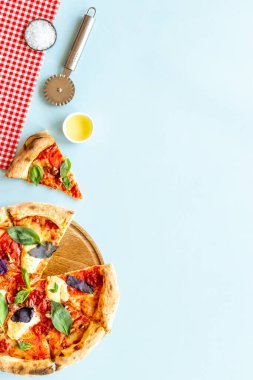 Domatesli, peynirli ve fesleğenli İtalyan pizzalı margherita.