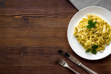 Krema soslu ve otlu makarna.