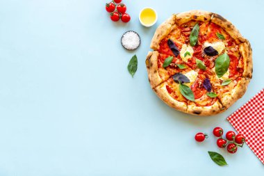 Pizza yapmak için yemek malzemeleri - domates peyniri ve fesleğen