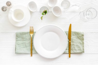Yukarıdan manzaralı yemek takımı - çatal bıçak ve peçeteli tabak