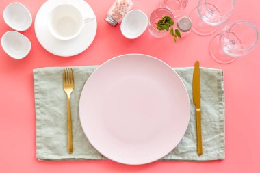 Sofra takımı ve peçeteyle hazırlanmış. Üst görünüm