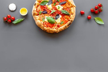 Pizza margherita pişirmek için malzemeler, üst manzara.