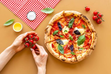 Kadın eli bir dilim pizzayı tutuyor. Genel Görünüm