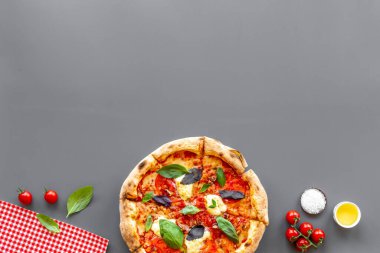 Domatesli, peynirli, fesleğenli İtalyan pizzası.