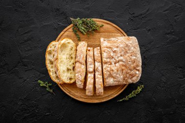 Boncuk üst görünümü kesiliyor. Fırın masasında bir somun ekmek