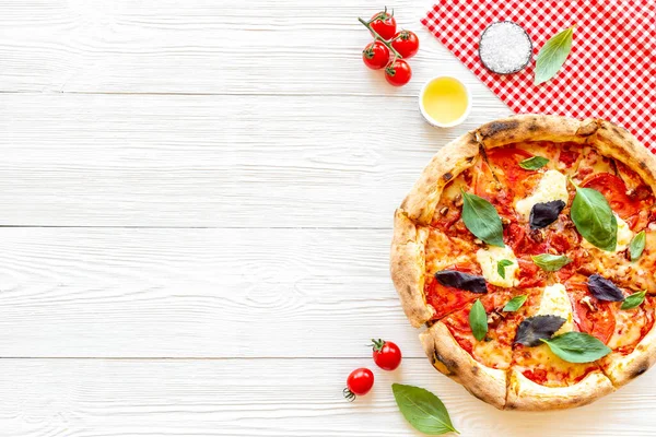 Zutaten zum Kochen von Pizza - Tomaten, Käse und Basilikum Stockbild