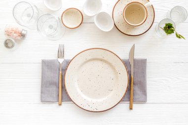 Yemek masası seti. Peçeteli tabak takımı.