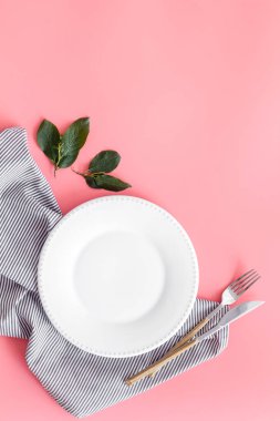 Boş tabak ve çatal bıçak takımı peçeteye. Tablo üst görünümü ayarlıyor