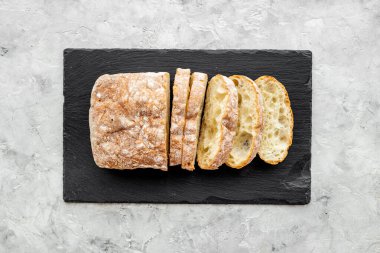 Kesme tahtasında taze kesilmiş ekmek dilimi, üst görünüm