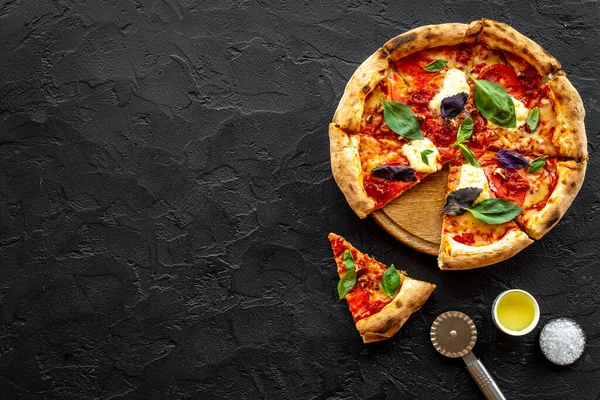 Scheiben italienische Pizza Margherita mit Öl, Ansicht von oben lizenzfreie Stockbilder