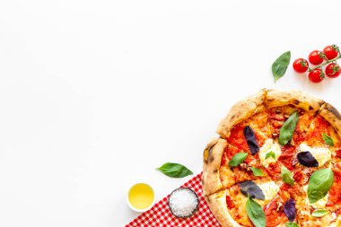 Domates peynirli ve fesleğenli İtalyan pizzası.