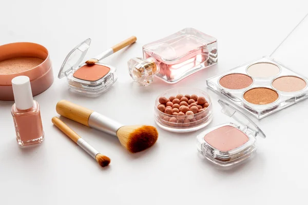 Maquillaje cosmético conjunto de productos con cepillos — Foto de Stock