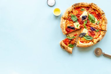 Domatesli, peynirli ve fesleğenli İtalyan pizzalı margherita.