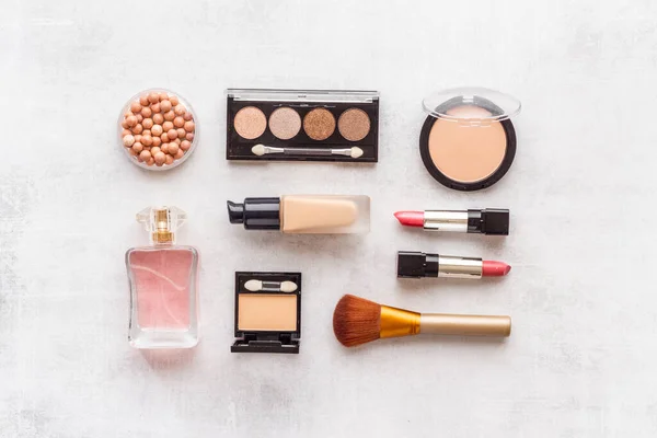 Produkty kosmetyczne do makijażu ze szczotkami — Zdjęcie stockowe