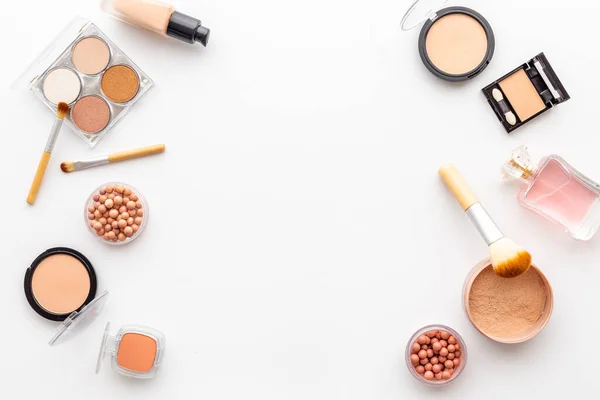 Maquillaje cosmético conjunto de productos con cepillos —  Fotos de Stock