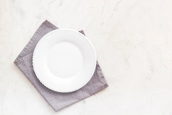 Leerer Teller auf Serviette - Tischdekoration zum Abendessen. Gesamtübersicht — Stockfoto