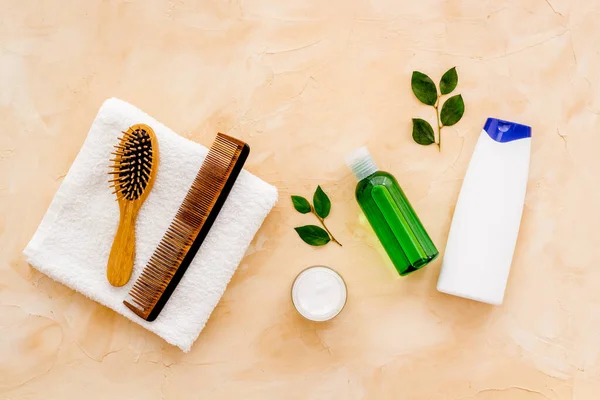 Kosmetische Pflegeprodukte mit Shampoo und Kamm. — Stockfoto