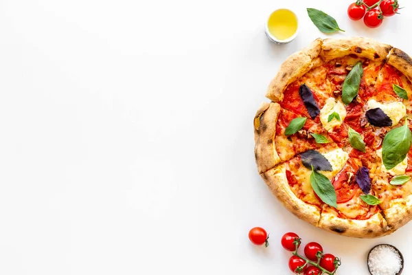 Zutaten zum Kochen von Pizza - Tomaten, Käse und Basilikum Stockfoto