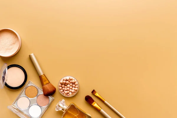 Make-up Kosmetik Set Produkte mit Pinseln lizenzfreie Stockfotos