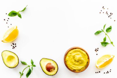 Avokado ve limonlu guacamole sosu. Ev yapımı guacamole konsepti