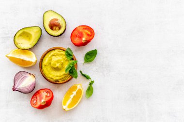 Ev yapımı avokado soslu domates ve limon.