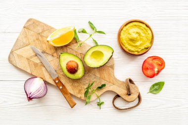 Bir kase avokado sosu. Ev yapımı guacamole yemeği.