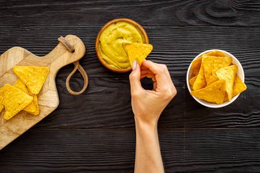 Avokado guacamole soslu mısır cipsi.