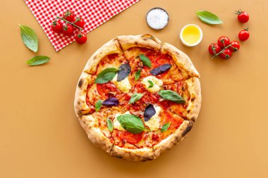 Pizza yapmak için yemek malzemeleri - domates peyniri ve fesleğen