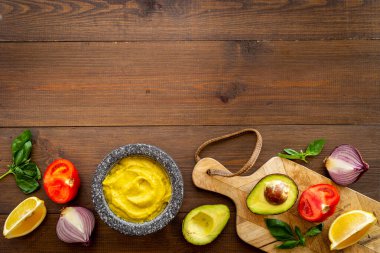 Ev yapımı avokado soslu domates ve limon.