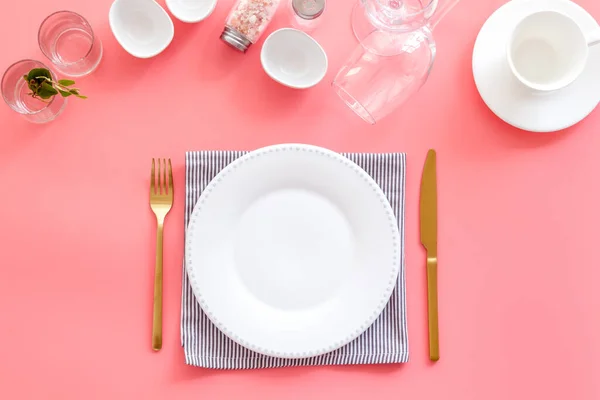 Geschirr-Set mit leerem Teller mit Geschirr und Gläsern auf Serviette — Stockfoto
