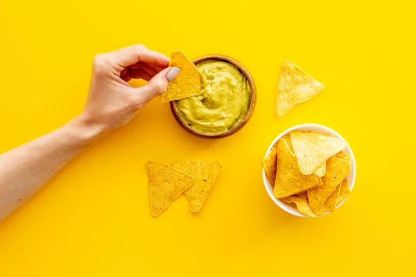 Guacamole de aguacate en tazón con nachos de maíz —  Fotos de Stock