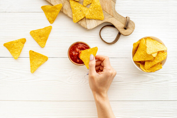 Чипсы мексиканской кухни с томатным соусом сальсы, вид сверху