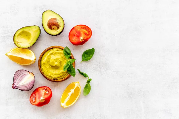 Ev yapımı avokado soslu domates ve limon.