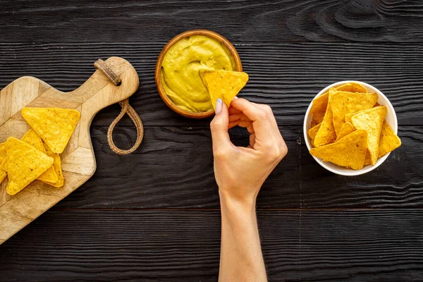 Avokado guacamole soslu mısır cipsi.