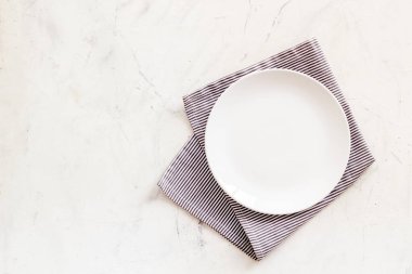 Masa üst görünümü ayarlıyor. Peçeteye boş tabak. Akşam yemeği için bulaşık takımı.