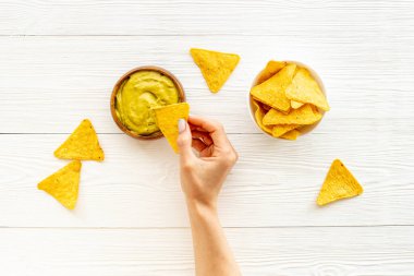 Avokado guacamole soslu mısır cipsi.