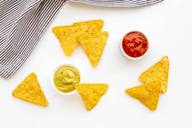 Meksika yemeği cipsi, salsa sosu ve guacamole sosu.