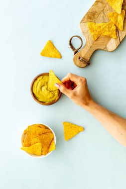 Avokado guacamole soslu mısır cipsi.