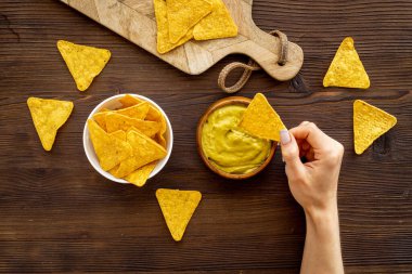 Avokado guacamole soslu mısır cipsi.