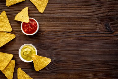 Meksika yemeği cipsi, salsa sosu ve guacamole sosu.