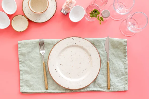 Essgeschirr-Set - Tischdekoration für das Abendessen mit Teller auf Serviette — Stockfoto