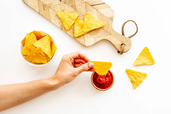 Tortilla mexicana chips de maíz nachos con salsa de salsa en bowl —  Fotos de Stock