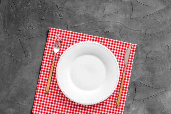 Empty dish and cutlery on napkin. Table setting top view — Stock Photo, Image