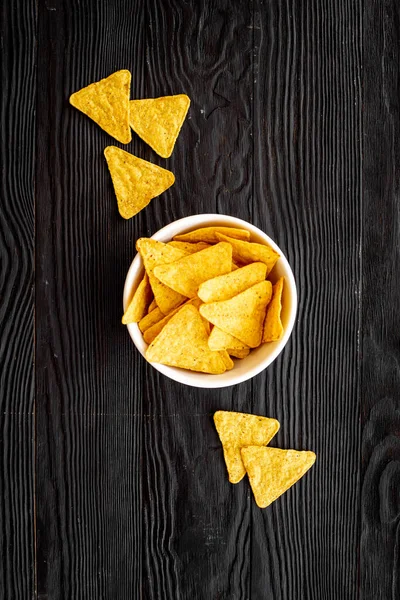 Tortilla de nachos fritos en tazón. Fondo alimenticio mexicano —  Fotos de Stock