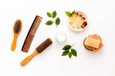 Saç fırçası ve tarak ile şampuan ve saç kremi