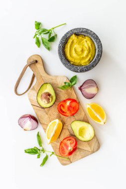 Ev yapımı avokado avokado sosu havana karışıyor.