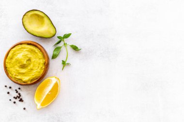 Avokado ve limonlu guacamole sosu. Ev yapımı guacamole konsepti