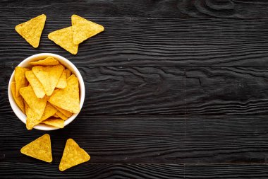 Meksika yemeği cipsleri kasenin üstünde.